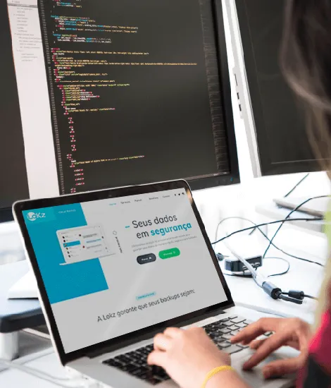 Backup em nuvem Lokz sendo utilizado em um notebook